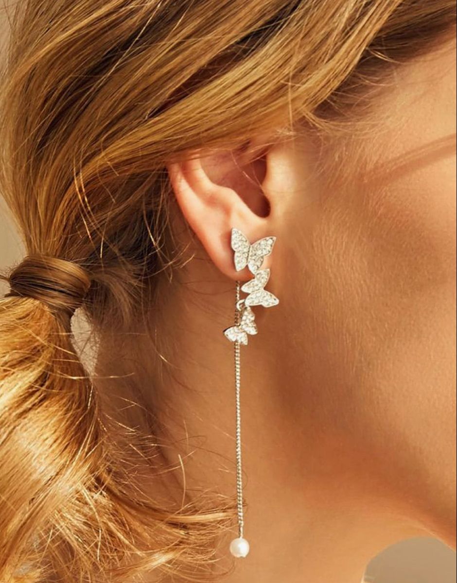 실버 이어링 클로즈업